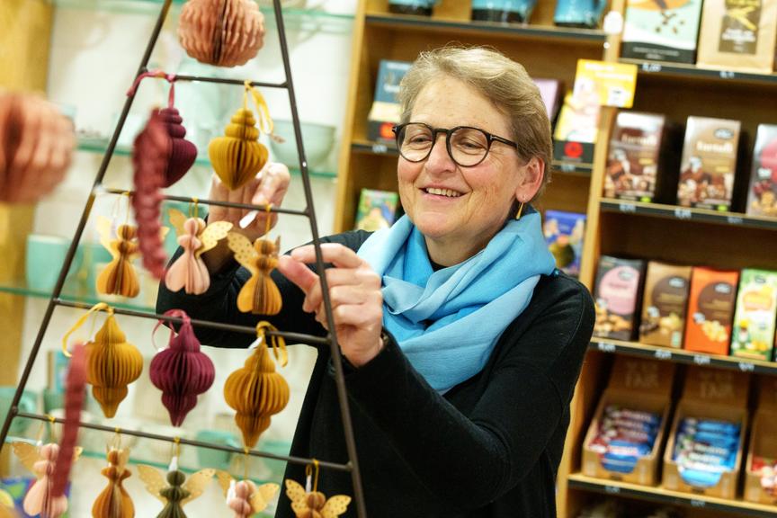 Faire Weihnachtsdeko: Beatrix Soyza-Koch im Einsatz für eine gerechtere Welt