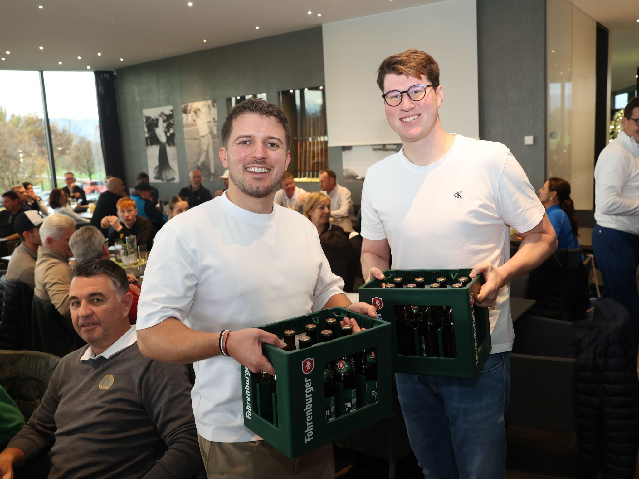 Philipp Kopf und Justin Klemens mit ihrem Turniergewinn.