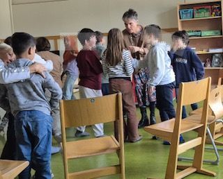 Schülerinnen und Schüler einer dritten Klasse beim Projekt Herzschlau.