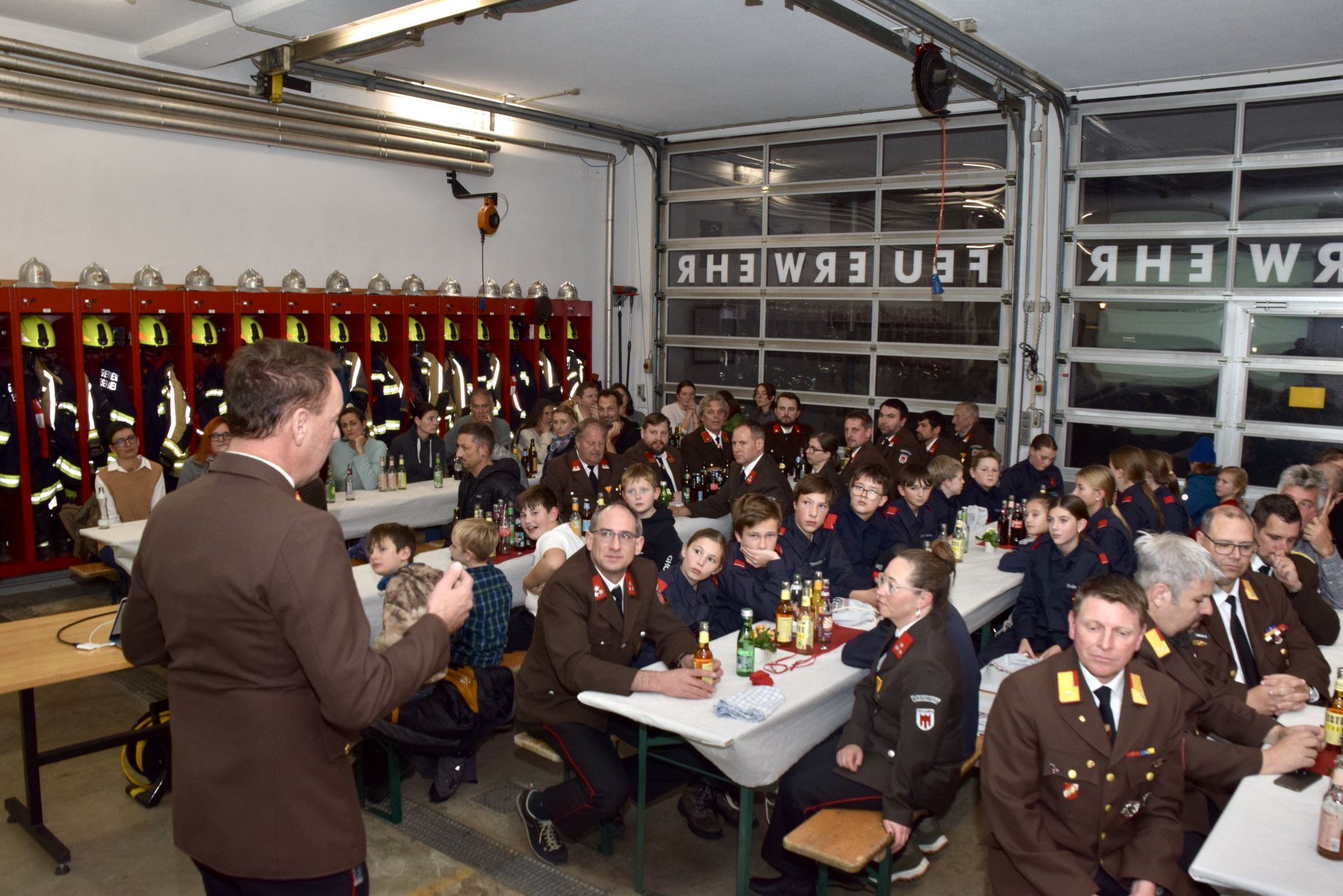 Bezirksfeuerwehrinspektor Karlheinz Beiter sprach zur Versammlung.
