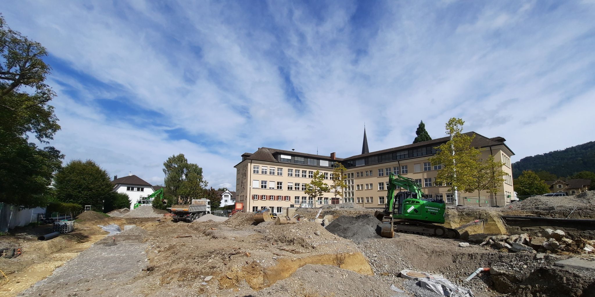 Die rund um den Schulbeginn gestarteten Aushubarbeiten zur Errichtung der Neubauten konnten kürzlich abgeschlossen werden.