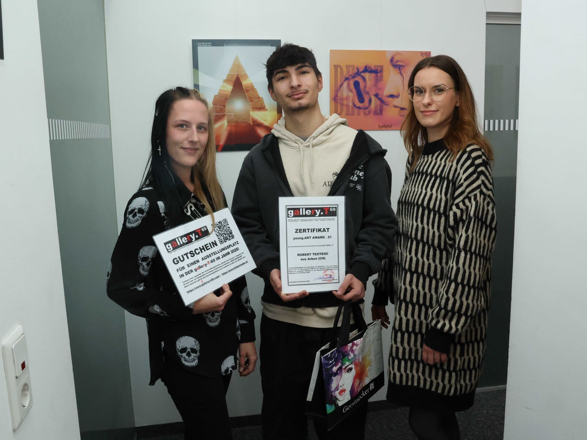 Nina Obexer (li) und Jessica Fehr von Gerstaecker mit Robert Teoteoc.