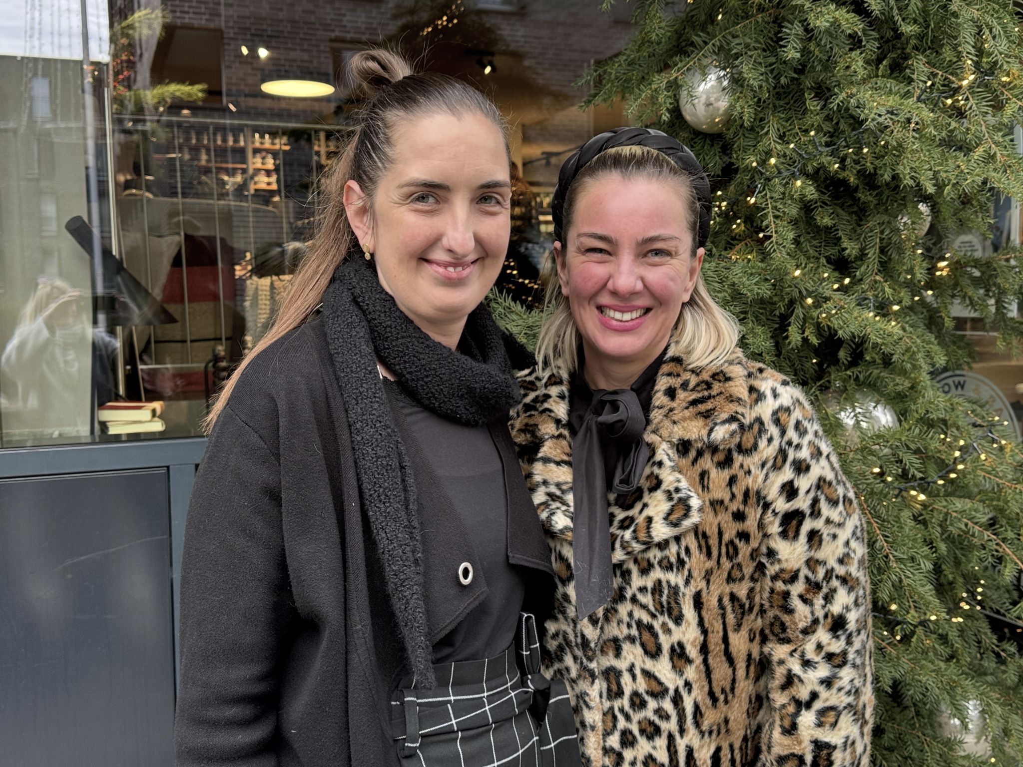 Goldschmiedin Anna Waibel mit Designerin Maiken Kloser.