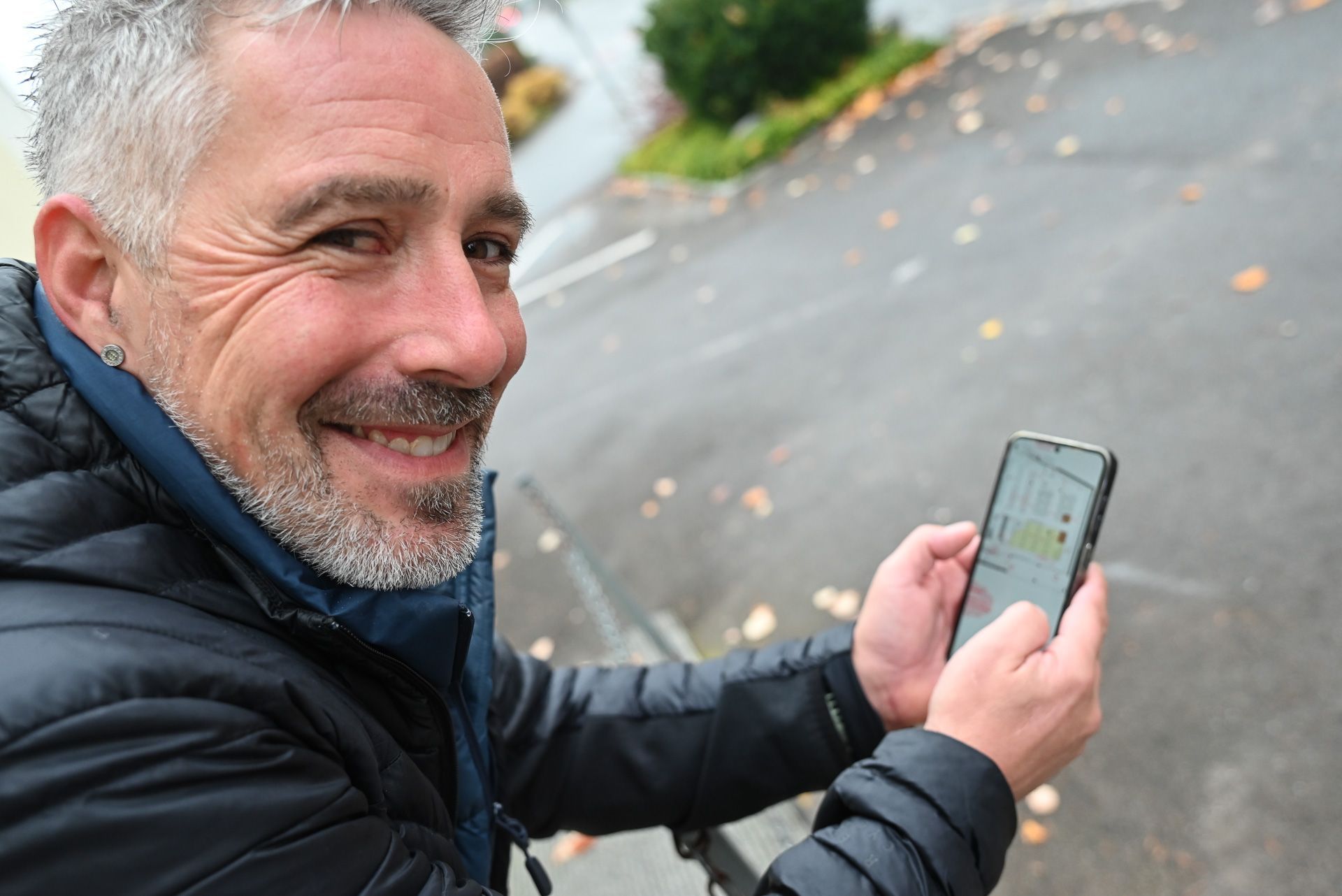 Alexander Schranz zeigt am Handy erste Pläne und verdeutlicht, wie breit gefächert das Sortiment sein wird.