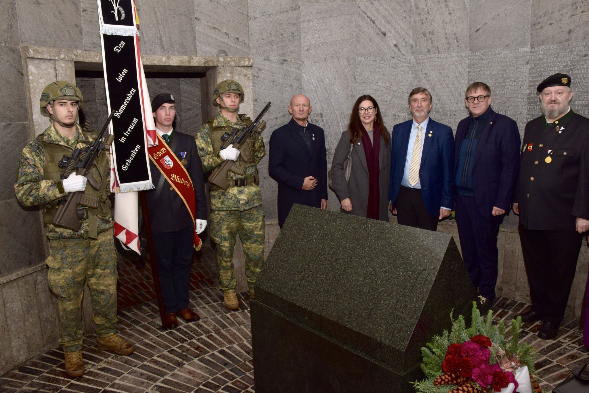 In der Krypta des Bludenzer Kriegerdenkmales wurde an Allerseelen in ehrendem Gedenken an die gefallenen und vermissten Soldaten der Kriege ein Kranz niedergelegt.