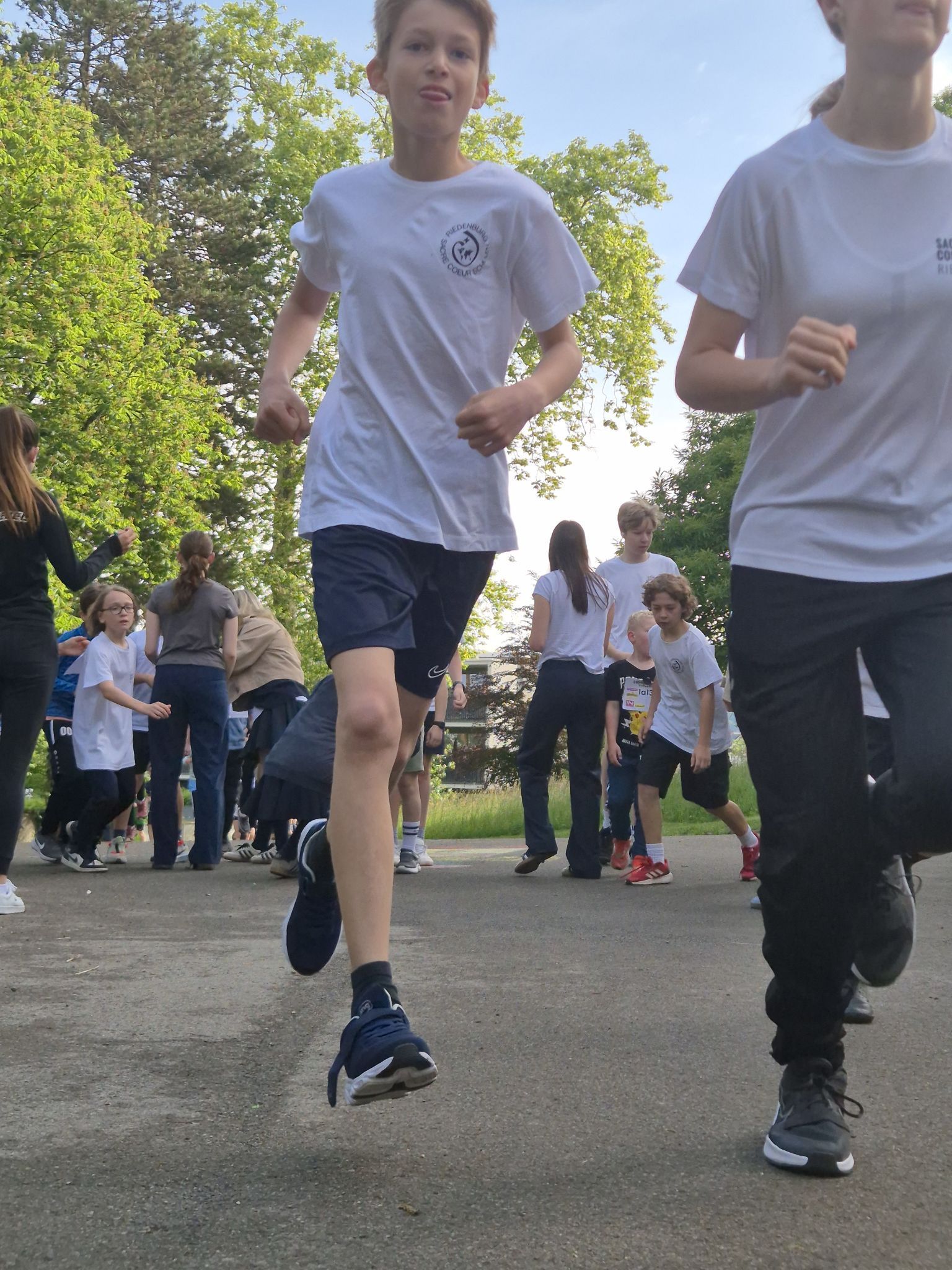 Jede Runde eine Spende, ca. 500 Meter um das Schulgebäude betrug die Strecke