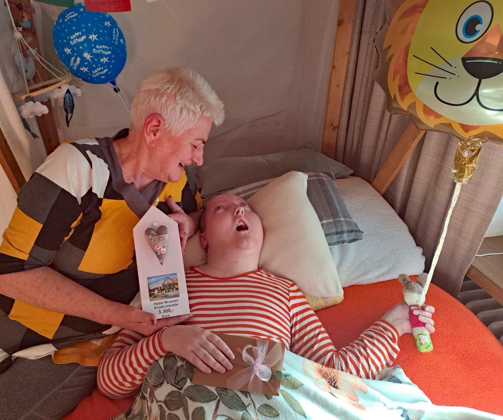 Maria Wohlgenannt betreut den schwer beeinträchtigten Florian als Pflegemama seit 25 Jahren.