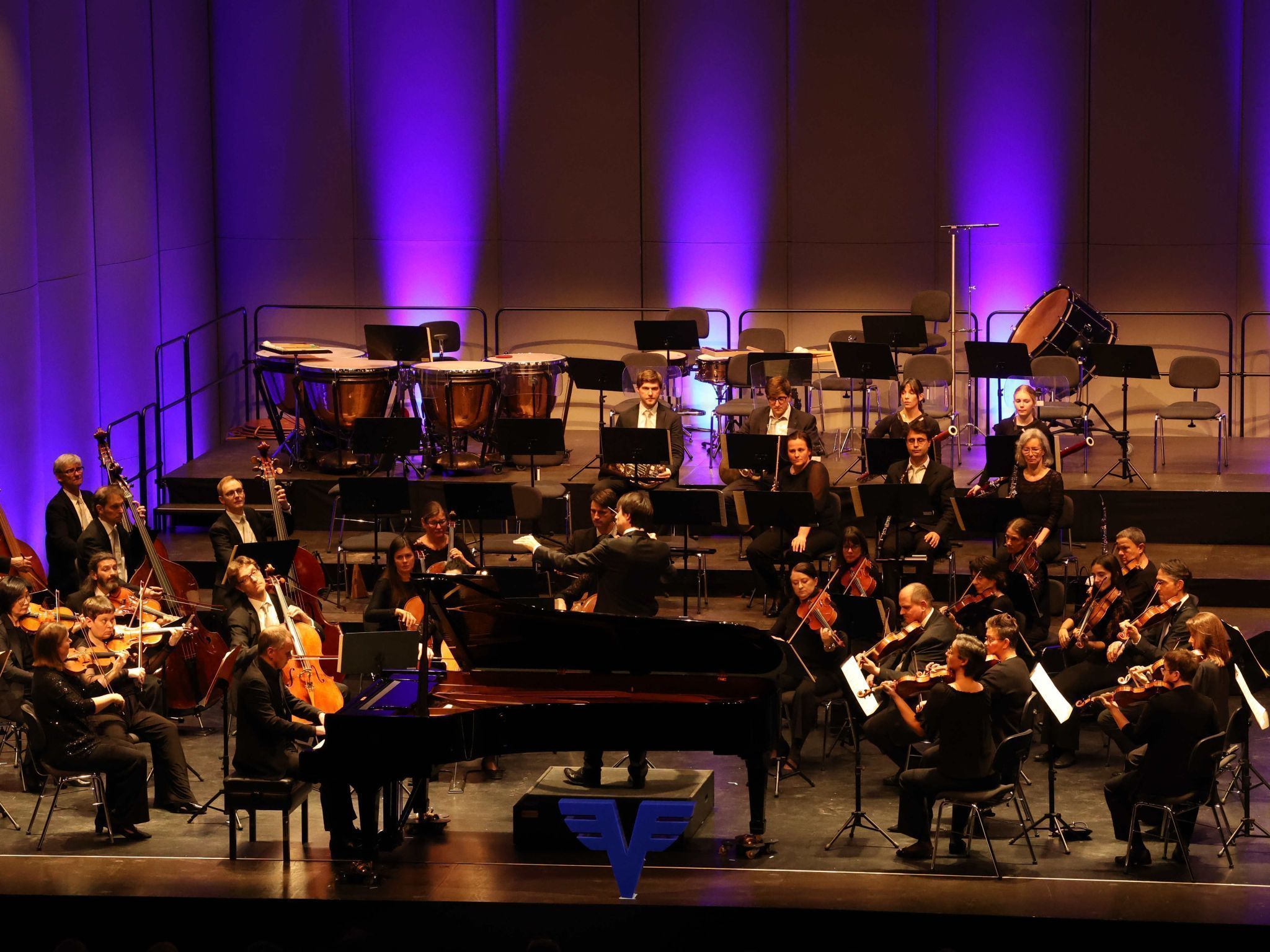 Solist und Orchestermitglieder bei Mozarts Klavierkonzert in B-Dur.