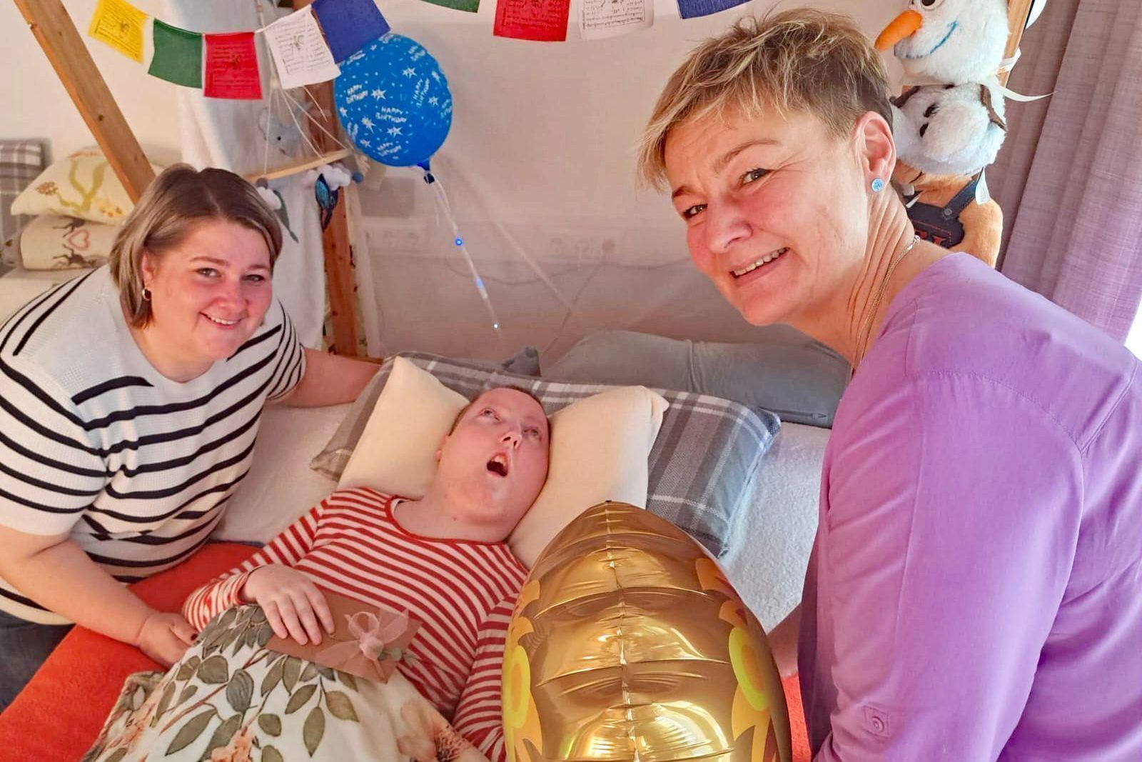 Die Initiatorinnen Michaela Mandl und Beate Thurnher besuchten Florian und überreichten die Spende.