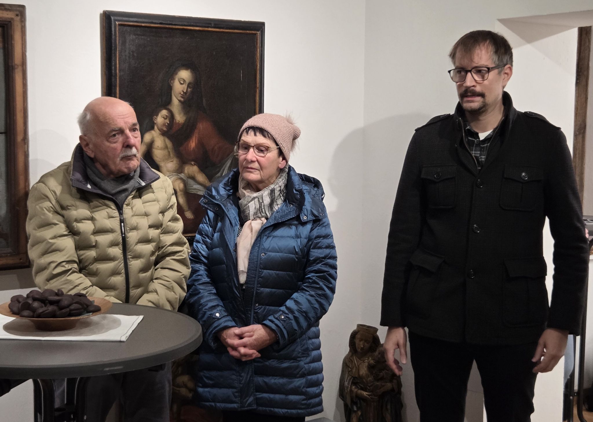 Stefan Stachniß bei seiner Einführung, mit interessierten Zuhörern: Arnold und Margit Thöni. (Foto OS)