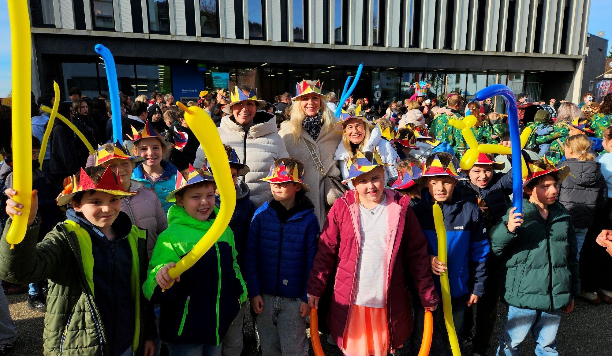 Viele Kindergärtler, Volksschüler und Mittelschüler sorgten bei prächtigem Wetter für eine großartige Kulisse. 
