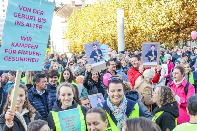 "Das kann es nicht sein, sehe ich partout nicht ein" – Von der Demo für die Geburtenstation Dornbirn