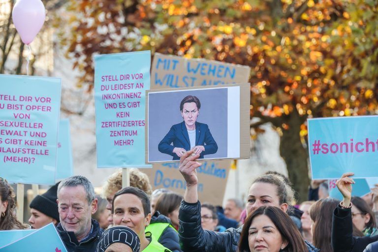 "Das kann es nicht sein, sehe ich partout nicht ein" – Von der Demo für die Geburtenstation Dornbirn