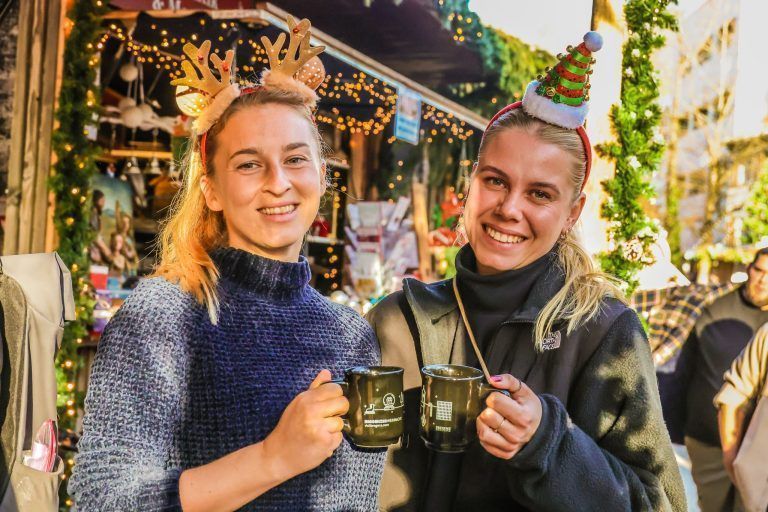Glühwein, Glanz und Glitzer: Die Weihnachtsmarktsaison nimmt Fahrt auf