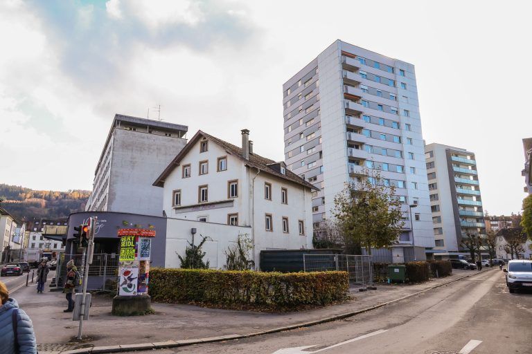 Startschuss im Weiherviertel: Der Abrisstrupp ist da