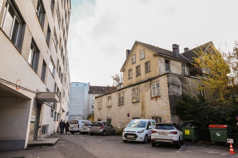 Startschuss im Weiherviertel: Der Abrisstrupp ist da