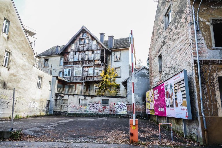 Startschuss im Weiherviertel: Der Abrisstrupp ist da