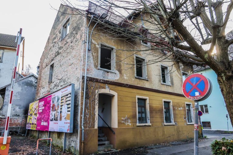 Startschuss im Weiherviertel: Der Abrisstrupp ist da