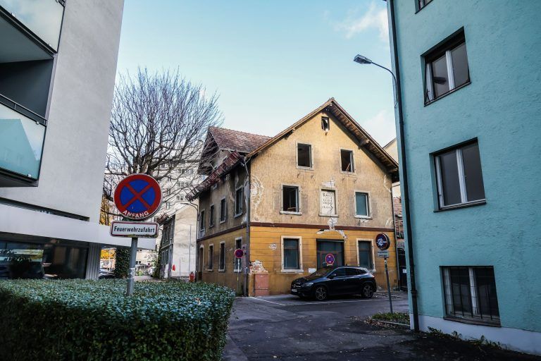 Startschuss im Weiherviertel: Der Abrisstrupp ist da