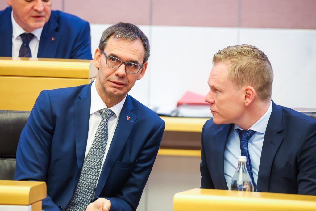 Schwarzes Jahr oder erfolgreiche Reformen? Landtag zog Regierungsbilanz