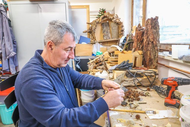 Ein kostspieliger "Freizeitjob" – Bei Dietmar Schneider dreht sich alles um Krippen