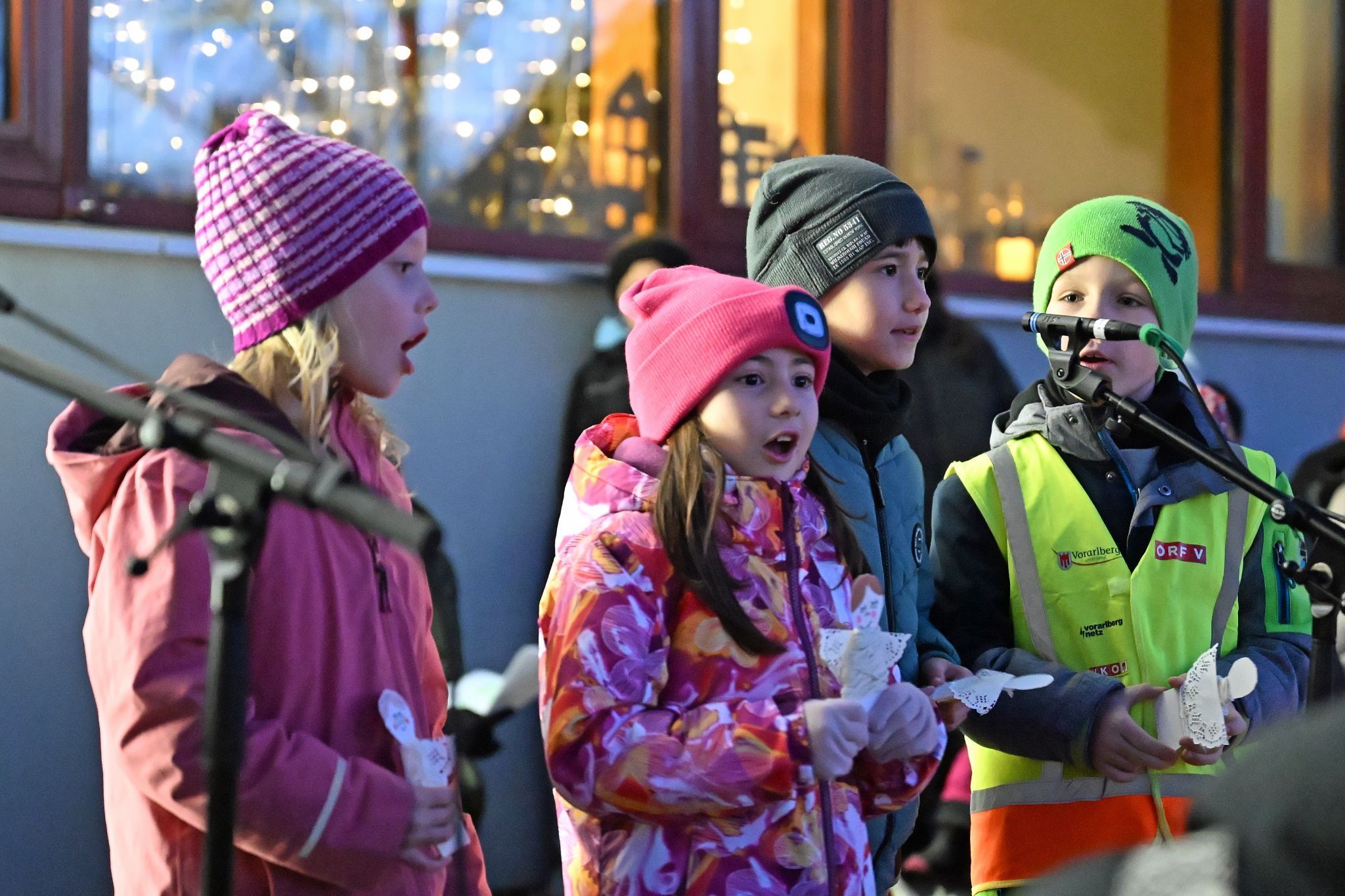 Für ihre Auftritte hatten die Kinder auch passende Requisiten gebastelt.
