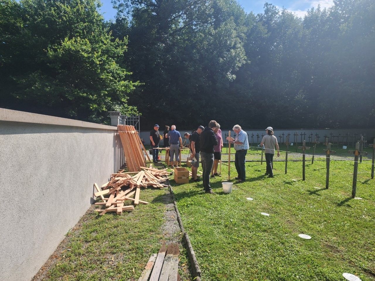 Erneuerung der Kreuze am Valdunafriedhof.