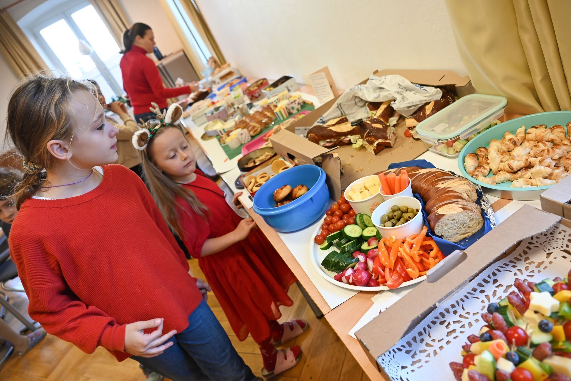 Die Kinder kamen nach dem Basteln zur Jausenstation.