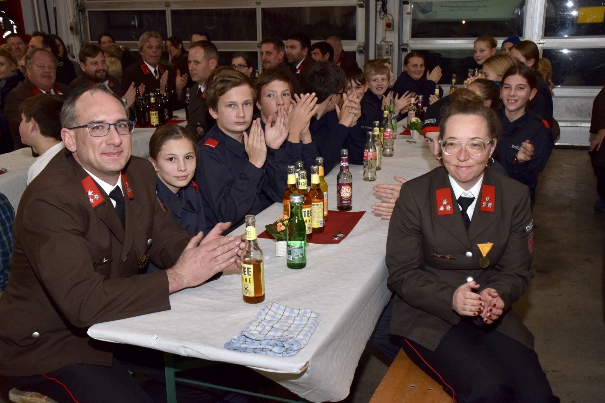 Das Bürserberger Feuerwehrgerätehaus war anlässlich der Gründungsversammlung der Feuerwehrjugend gut gefüllt.