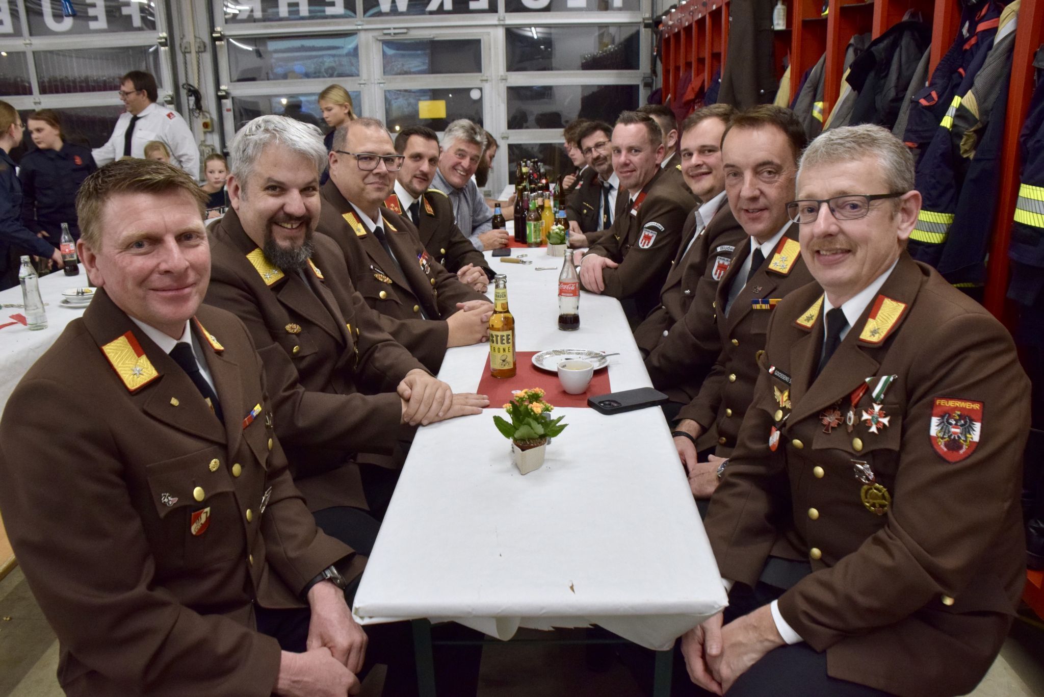 Die Feuerwehrvertreter kamen aus verschiedenen Regionen des Landes nach Bürserberg, um der Feuerwehr und Feuerwehrjugend Bürserberg ihre Ehre zu erweisen.
