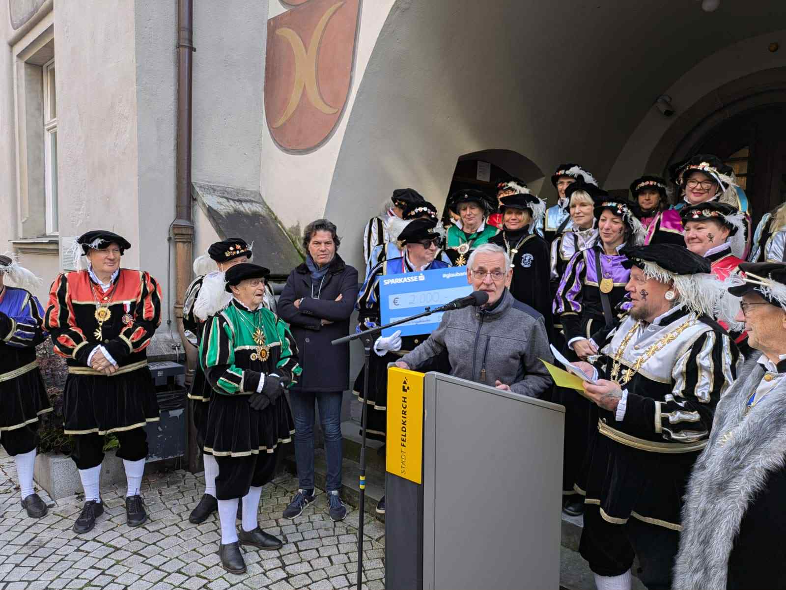 Quadro Ernst bedankte sich für die hohe Spendensumme.