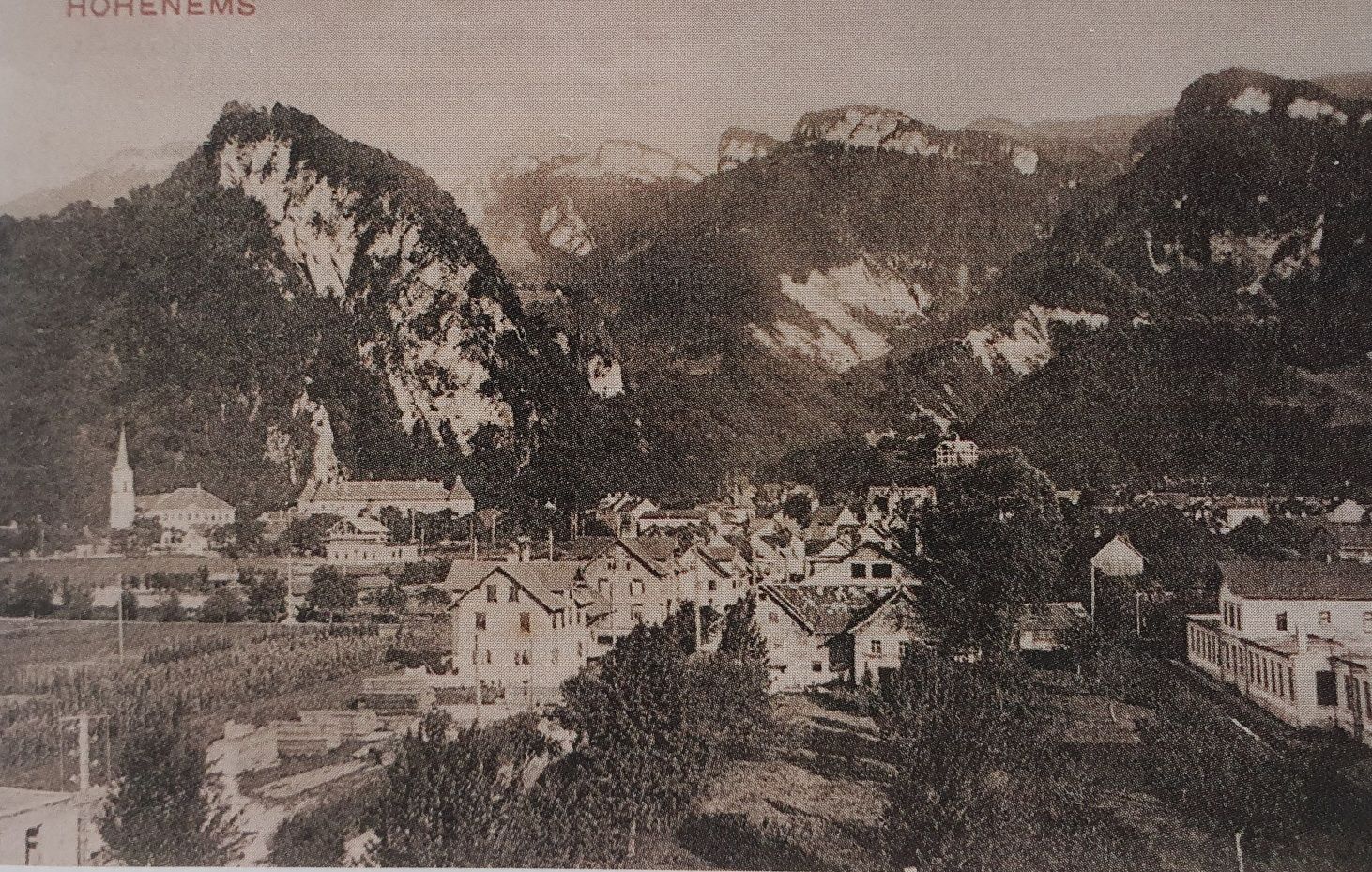 Blick über die Bahnhofstrasse in Richtung Kirche, Palast und Schlossberg im Vordergrund rechts die erste Stickereifabrik Alois Ammann 1908. 