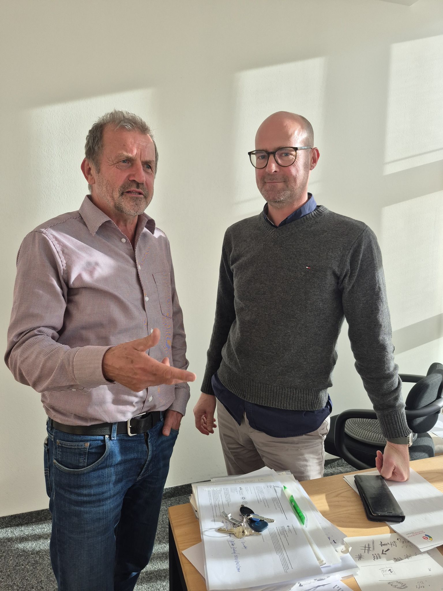 Die Geschäftsleitung der AEEV übergab Johann an Patrick Domig (r.).