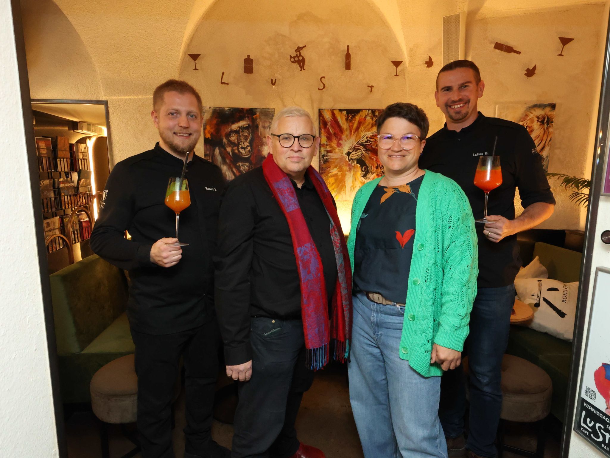 Barchef Robert Suvada, Kurator Erwin Buttazoni, Künstlerin Sonja Hagelkreuz und Gastgeber Lukas Buttazoni.