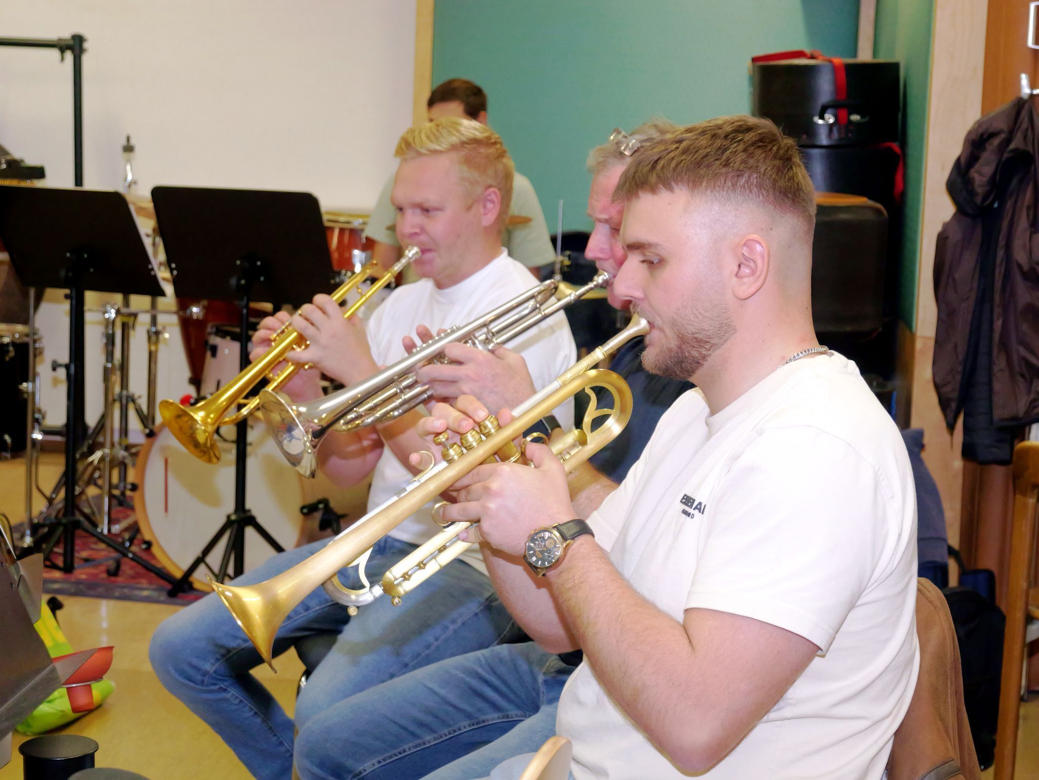 Kapellmeister Mario Wiedemann achtet auf den richtigen Einsatz und die korrekte Dynamik der einzelnen Instrumente.