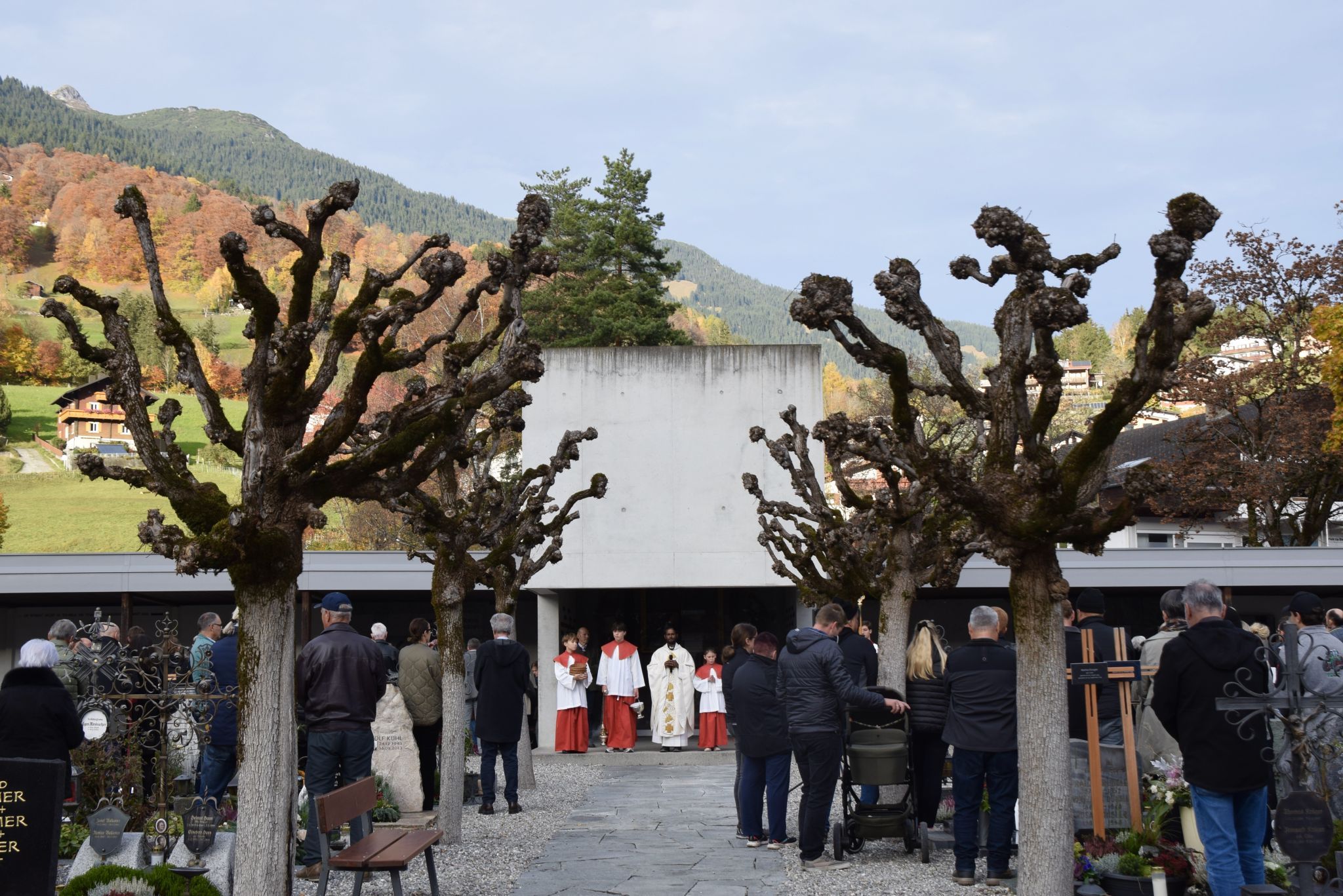 Gedenken an die Verstorbenen am Schrunser Friedhof am Nachmittag des Allerheiligenfestes.