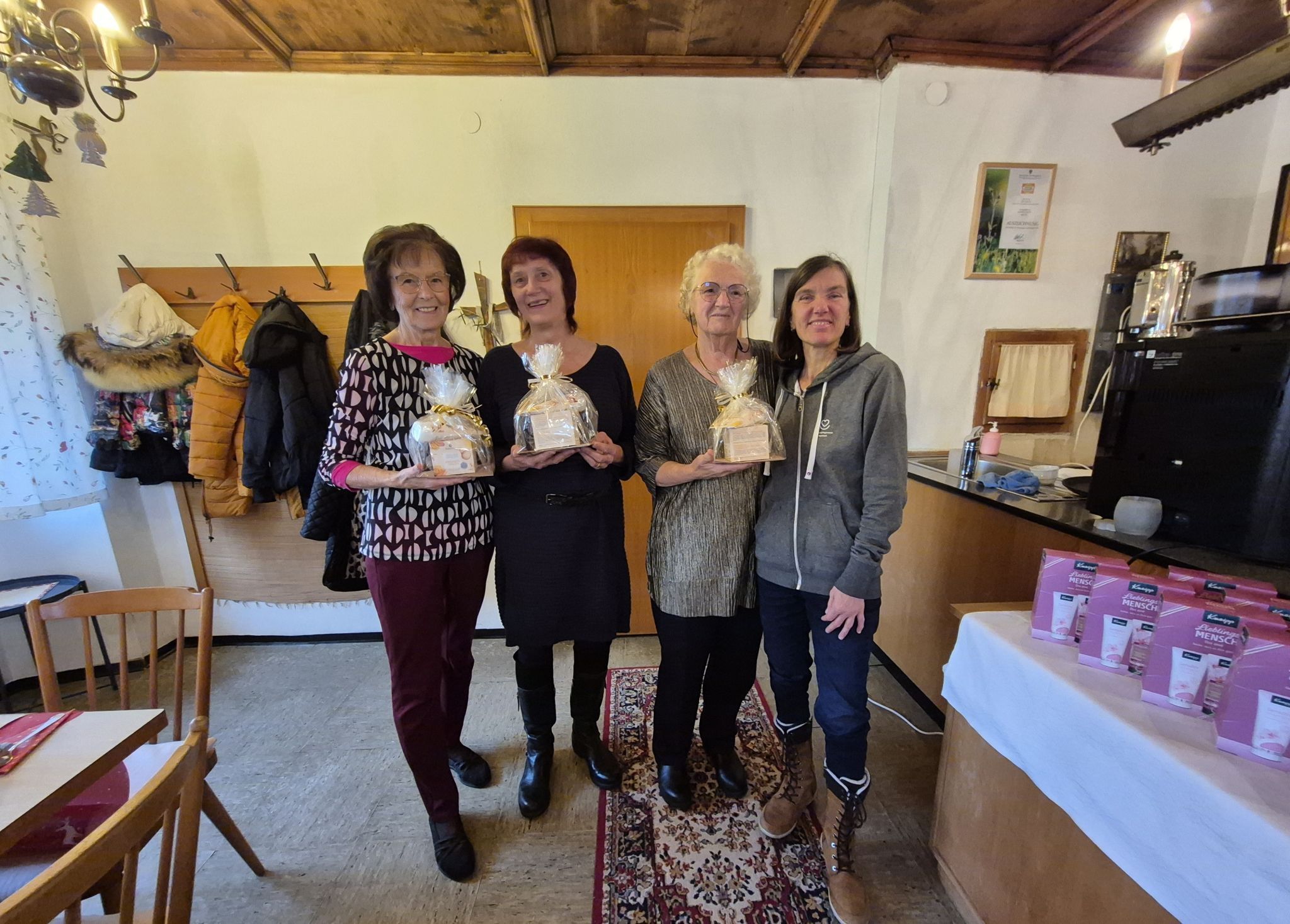 Andrea Matt (r.), Luise Hotz, Cordula Wiedemann und Maria Oswald tun Gutes.privat