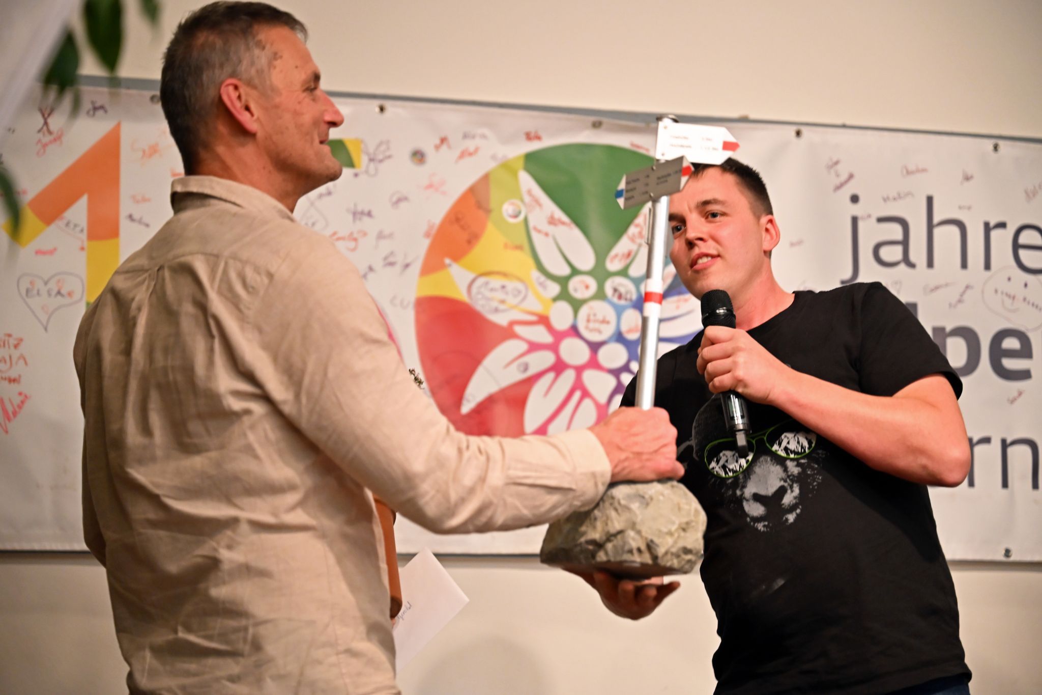 Für den scheidenden Obmann gab es einen Wegweiser als Dank und Orientierung.