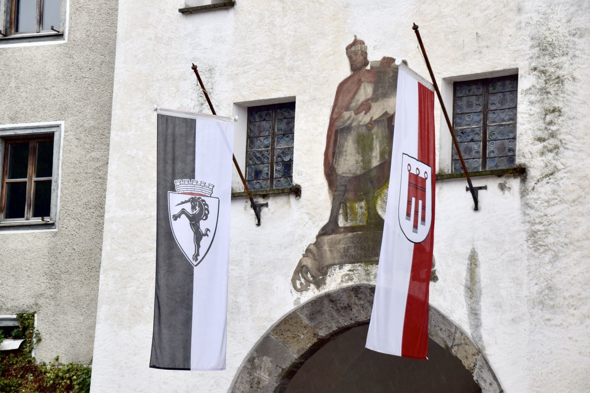 Beflaggung am Oberen Tor in der Stadt Bludenz anlässlich des Gefallenengedenkens mit Kranzniederlegung.