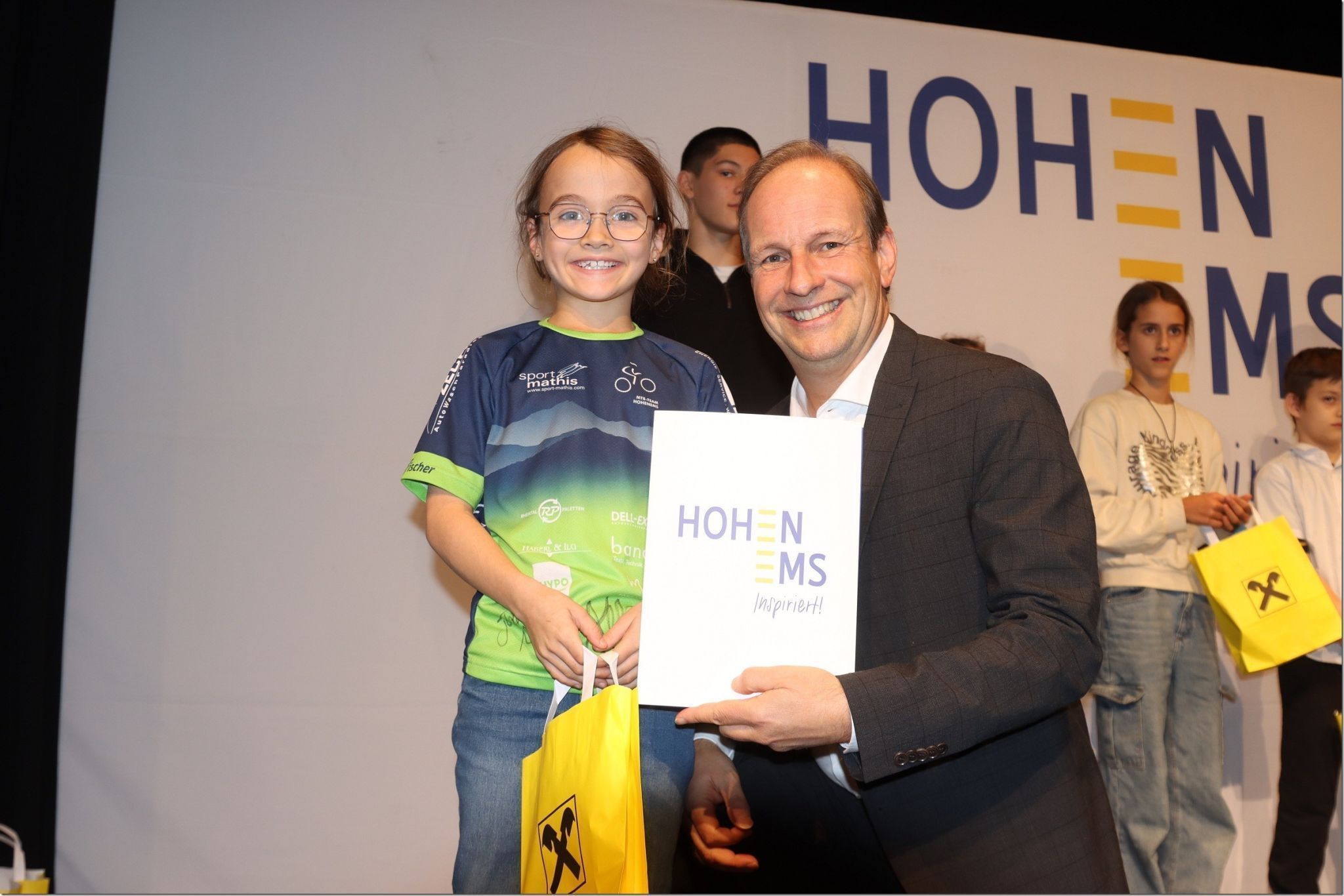 Jonas Geser mit Dieter Egger bei der Ehrung.