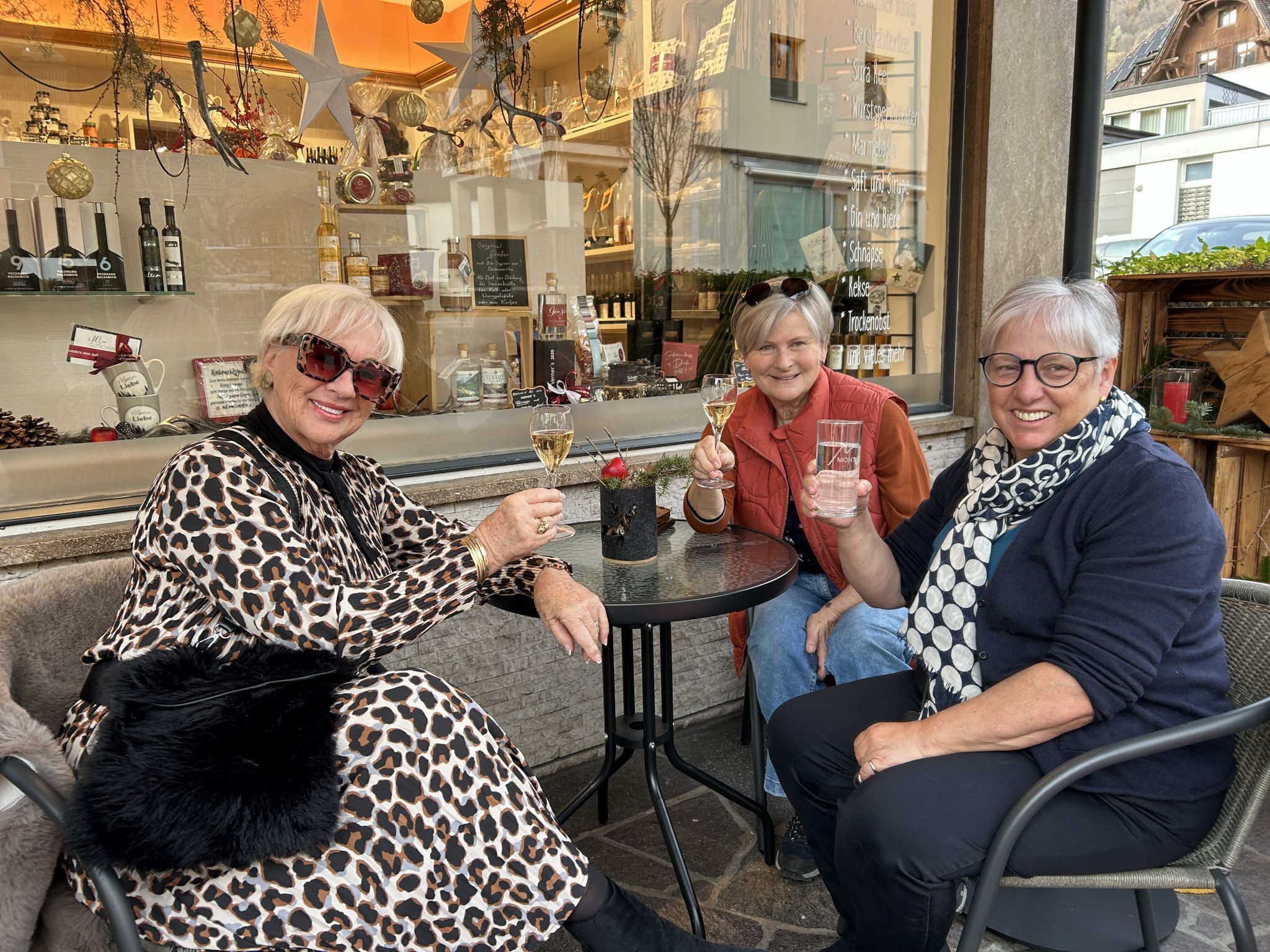 Die kleinen Tische vor den neuen Räumlichkeiten in der Schrunser Bahnhofstraße laden zum Verweilen ein. 