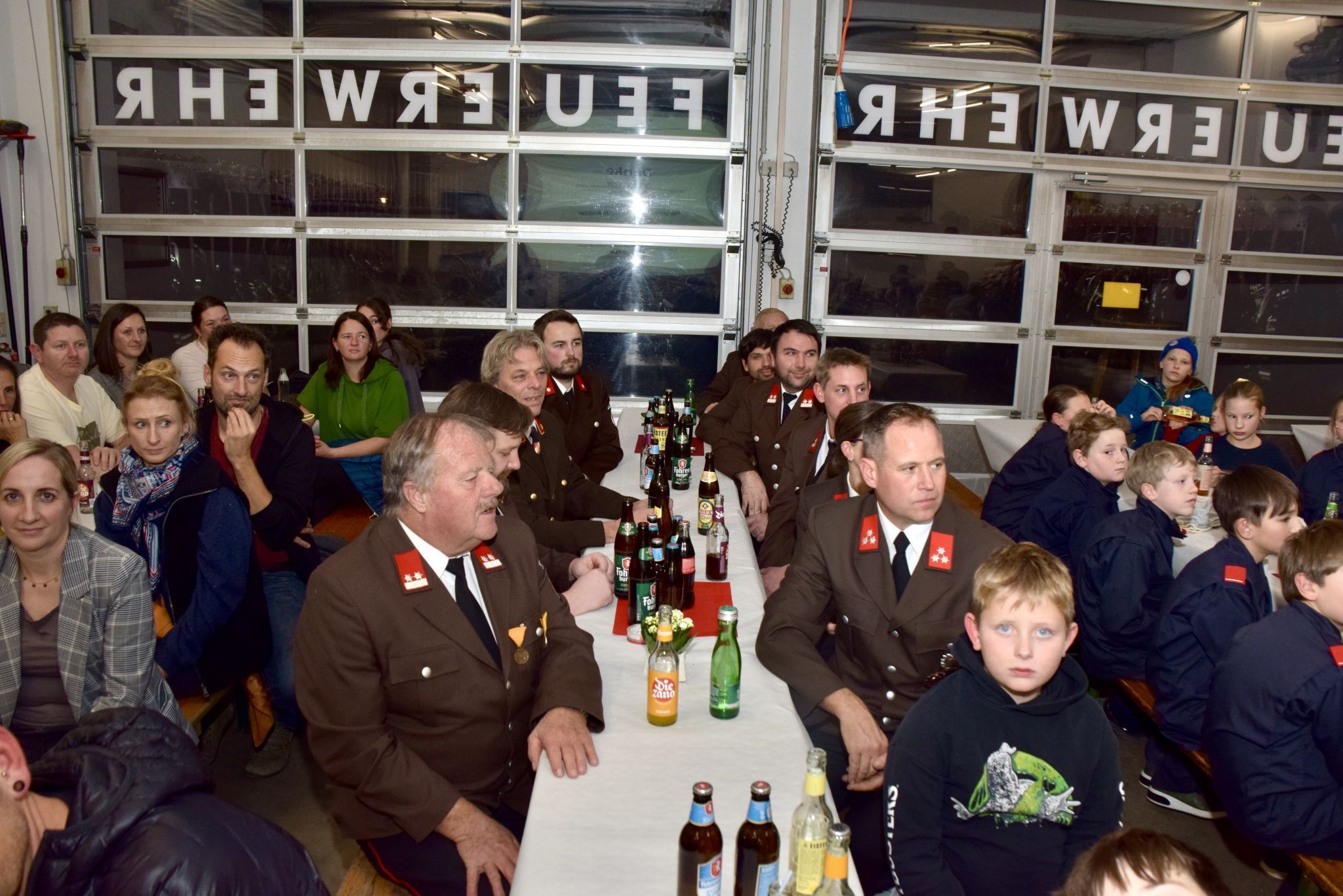 Mitglieder der aktiven Bürserberger Feuerwehrmannschaft waren bei der Versammlung ebenfalls dabei.