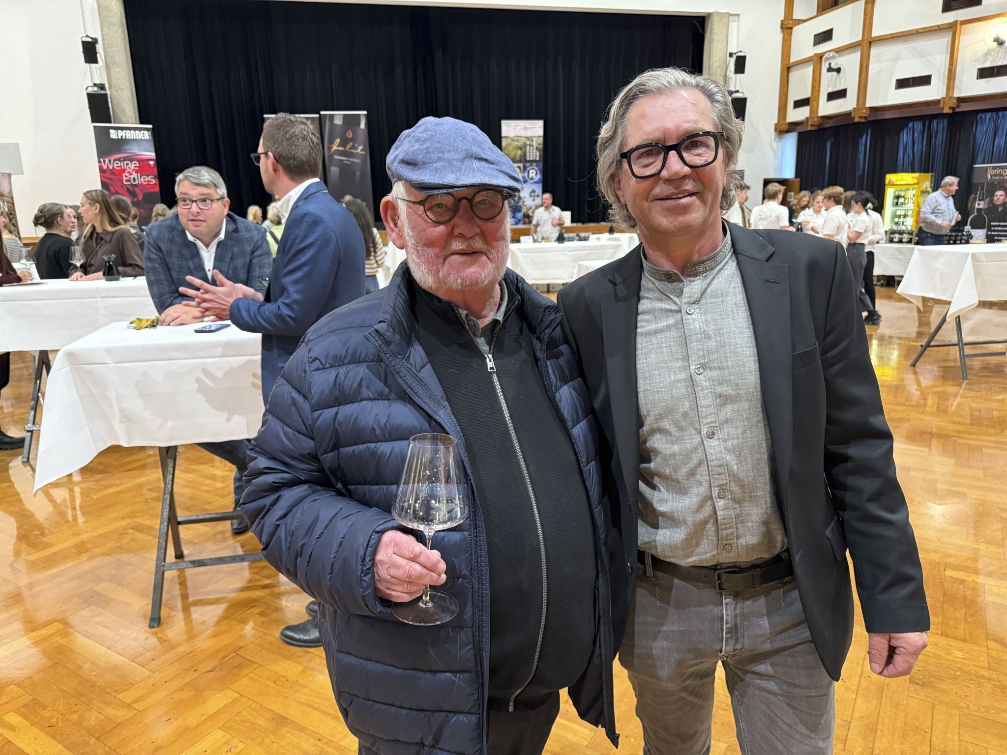 Grafiker Legende Gerold Ölz mit Weinexperte Bruno Ratz