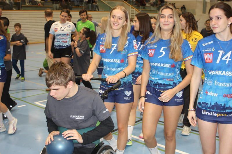 Mit den Schülern von Mäder hatten die drei Ladies viel Spaß. 