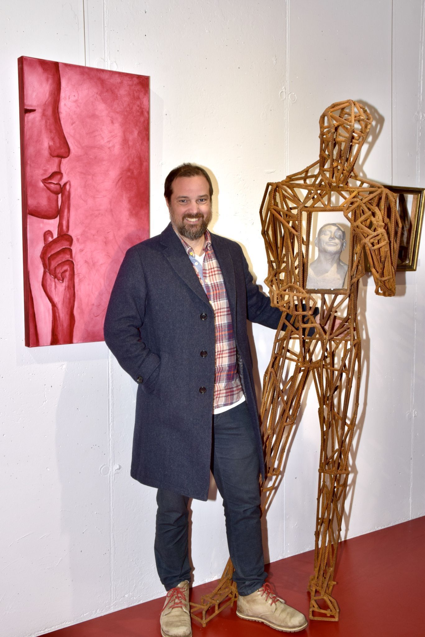 Daniel Bragagna mit einem seiner Kunstwerke („Weight of Dreams“ - Höhe: 200 cm, geschweißte Armierungseisen, gegossener Beton). „Was uns zusammenhält, träumt.“ Daniel Bragagna, 2023 - 2025.