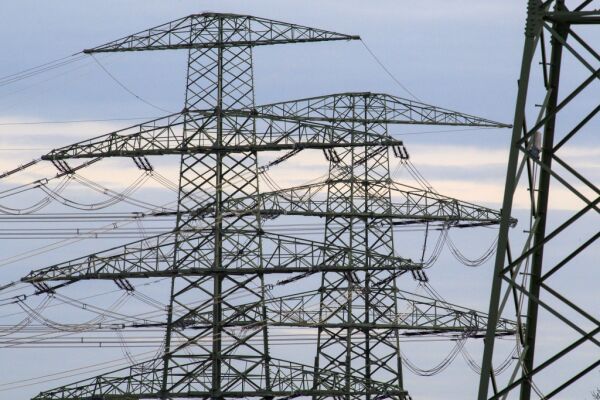 Regierung verteidigt neuen Vorschlag zum Strommarktgesetz