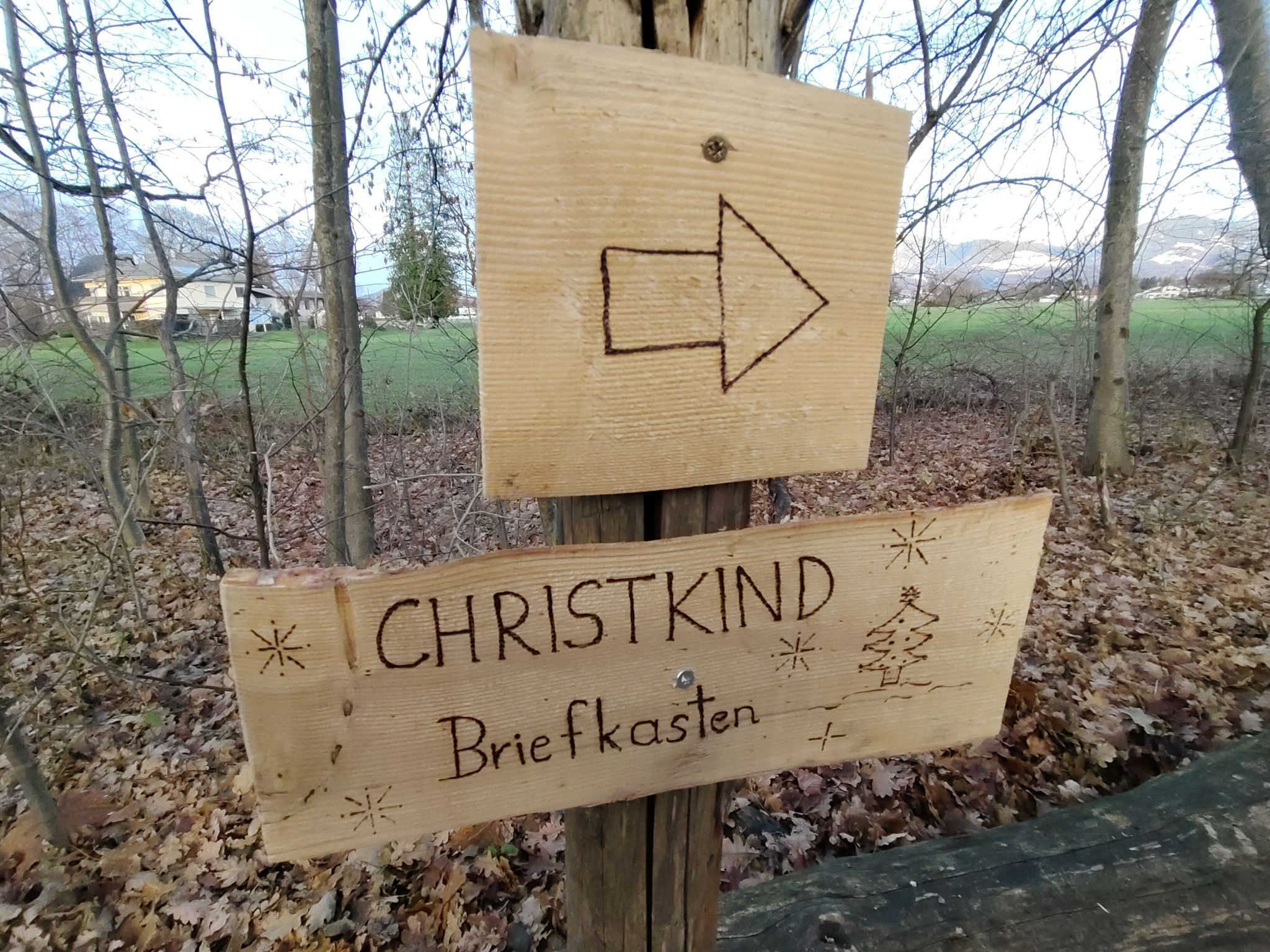Die Bescherung vor Augen: Der Weg zum Christkindl Briefkasten kann nicht verfehlt werden.