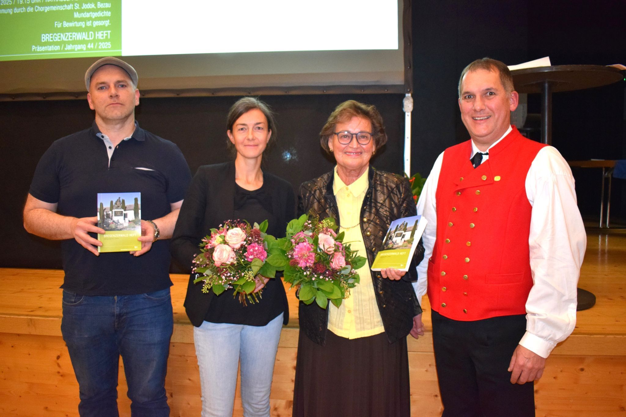 Obmann Richard Bilgeri, Schriftleiterin Marcella Künzler, Katja Willi und Martin Johler freuten sich über die gelungene Publikation.
