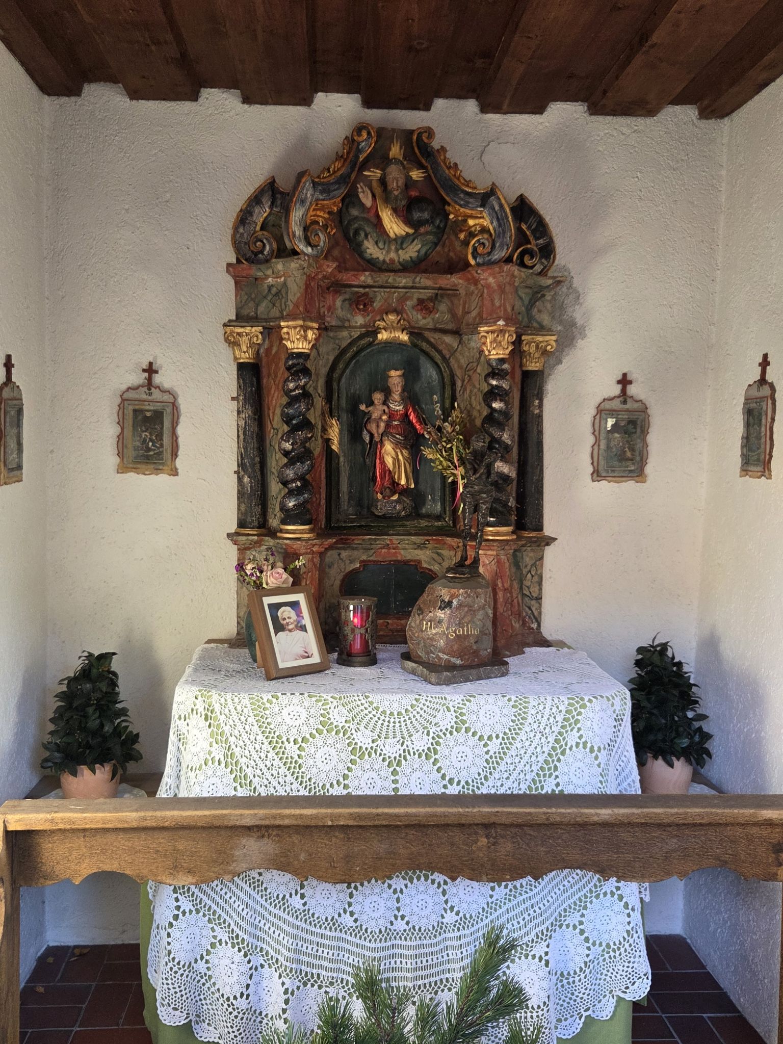 Der heutige bäuerlich-barocke Altar mit der Agathafigur davor (Foto OS)