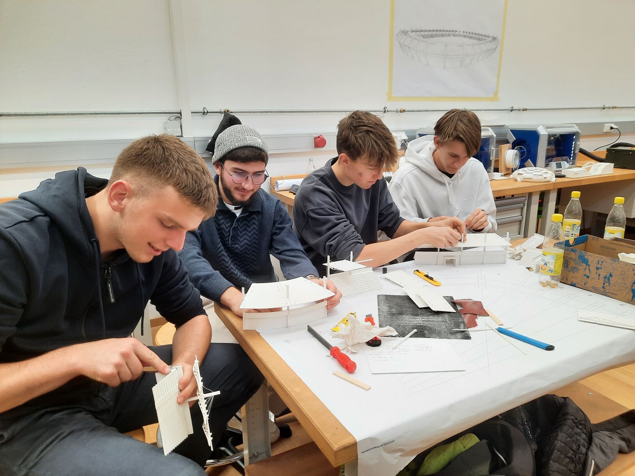 Die Bautechnik-Abteilung stellt Modelle und Werkstücke vor – praxisnah und beeindruckend.